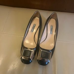 Prada size 6.5 in great condition .a little  narrow in the toes for me